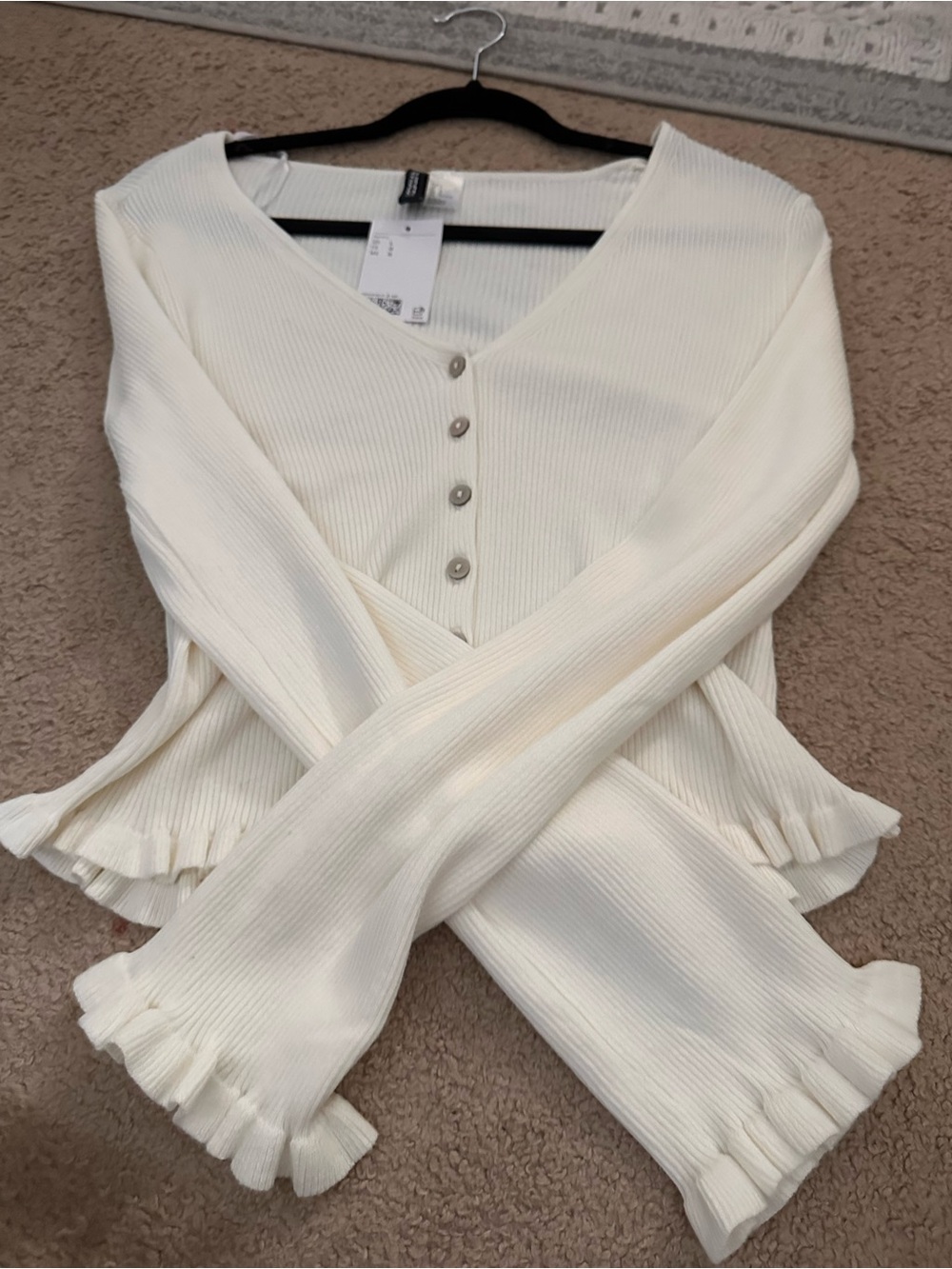 H&M Cream Ribbed Button-Front V-Neck Top with Ruffle Hem - Picture 4 of 5